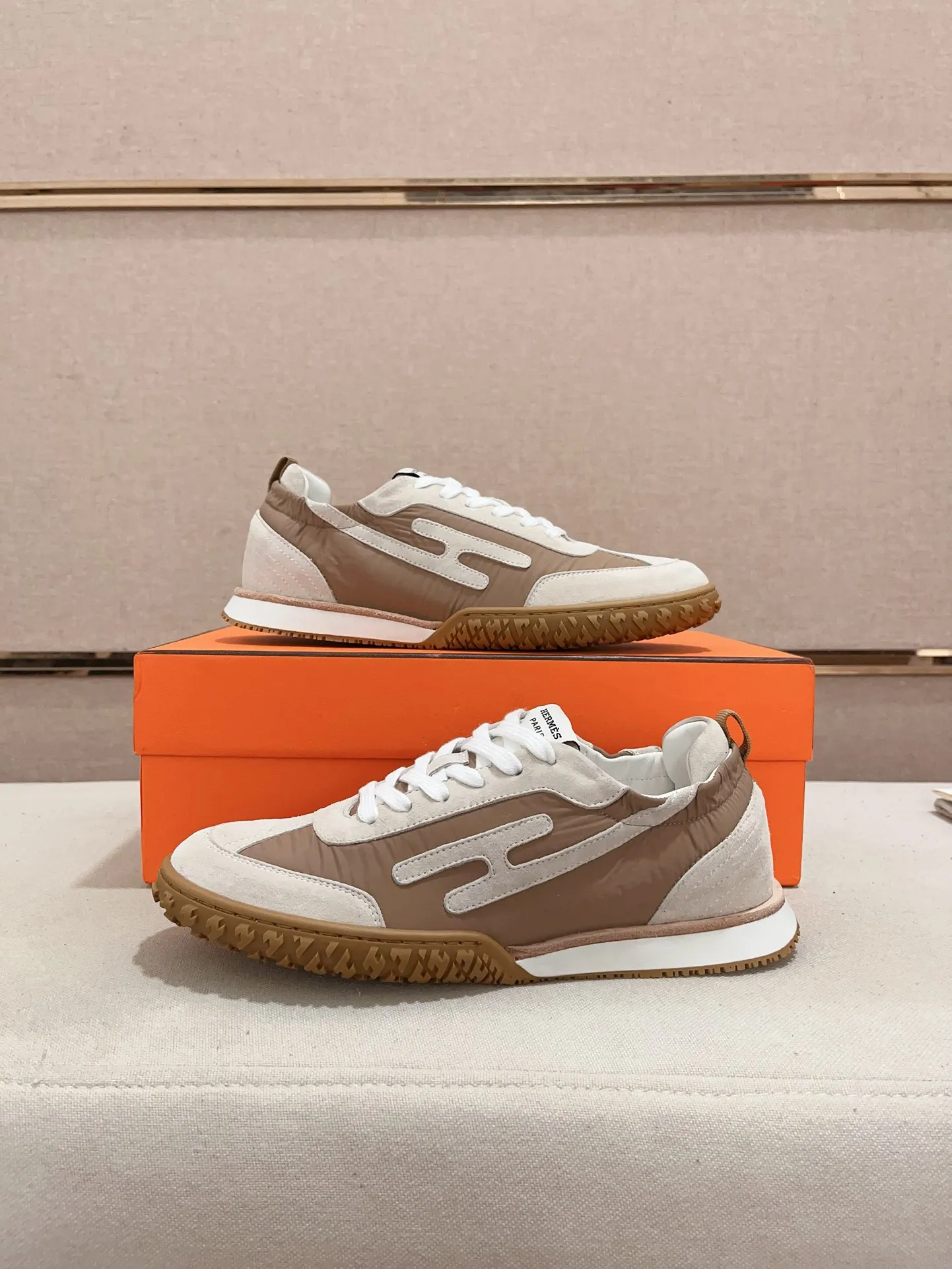 Men's men's shoes 💰: 720💰 Hermes top version # Couple style 💏 24ss casual sneakers Suede goatskin sneakers decorated with contrasting patterns and iconic "H" details, beautifully packaged at the delivery counter 🛍📦 Fabric: suede + cowhide Lining: mixed sheep lining Outsole: original TPU Bottom thickness: 2CM Size: 35-44
